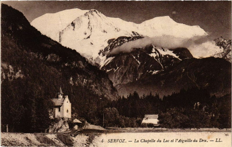 Carte postale ancienne Servoz - La Chapelle du Lac et l'Aiguille du Dru à Servoz