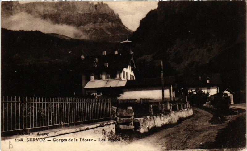 Carte postale ancienne Servoz - Gorges de la Diosaz - Les Ecoles à Servoz