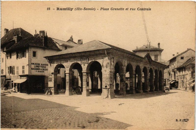 Carte postale ancienne Rumilly - Place Grenette et rue Centrale à Rumilly
