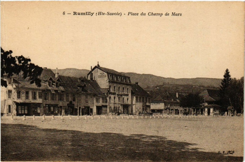 Carte postale ancienne Rumilly - Place du Champ de Mars à Rumilly
