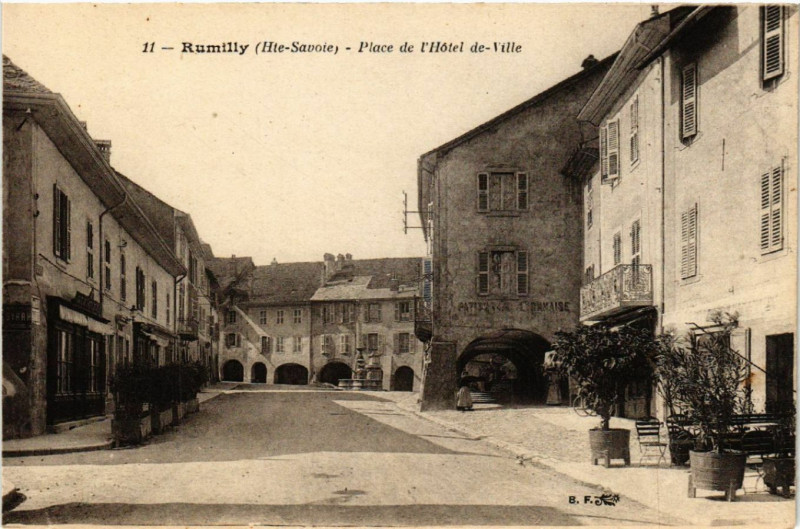Carte postale ancienne Rumilly - Place de l'Hotel de-Ville à Rumilly