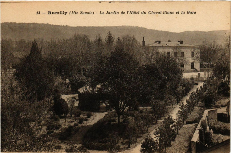 Carte postale ancienne Rumilly - Le Jardin de l'Hotel du Cheval-Blanc et à Rumilly