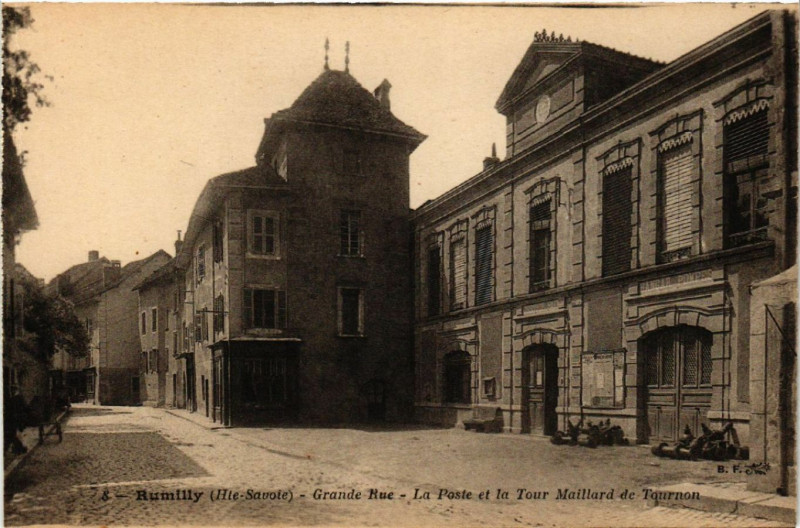 Carte postale ancienne Rumilly - Grande Rue - La Poste et la Tour Maillard à Rumilly