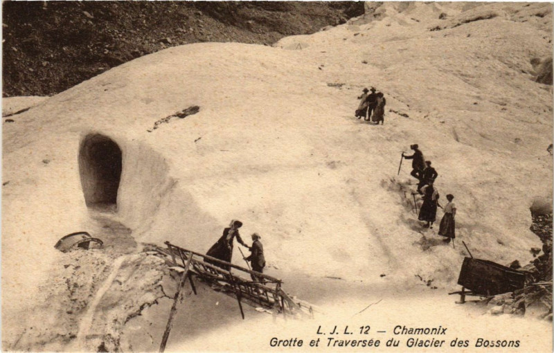 Carte postale ancienne Chamonix - Grotte et Traversée du Glacier des Bossons à Vers