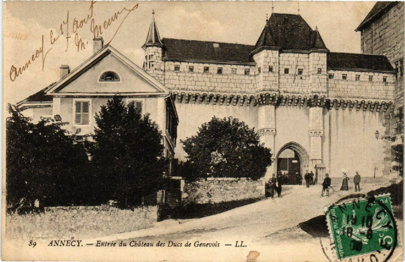 Carte postale ancienne Annecy - Entrée du Chateau des Ducs de Genevois à Annecy
