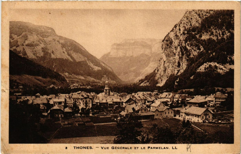 Carte postale ancienne Thones - Vue générale et le Parmelan à Thônes