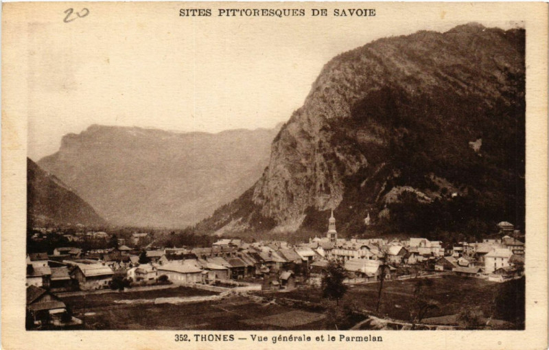 Carte postale ancienne Thones - Vue générale et le Parmelan à Thônes