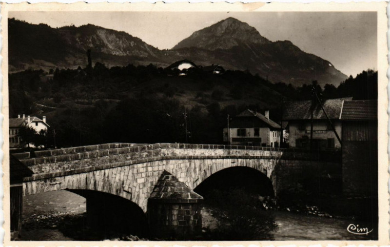 Carte postale ancienne Marignier - Le Vieux Pont à Marignier