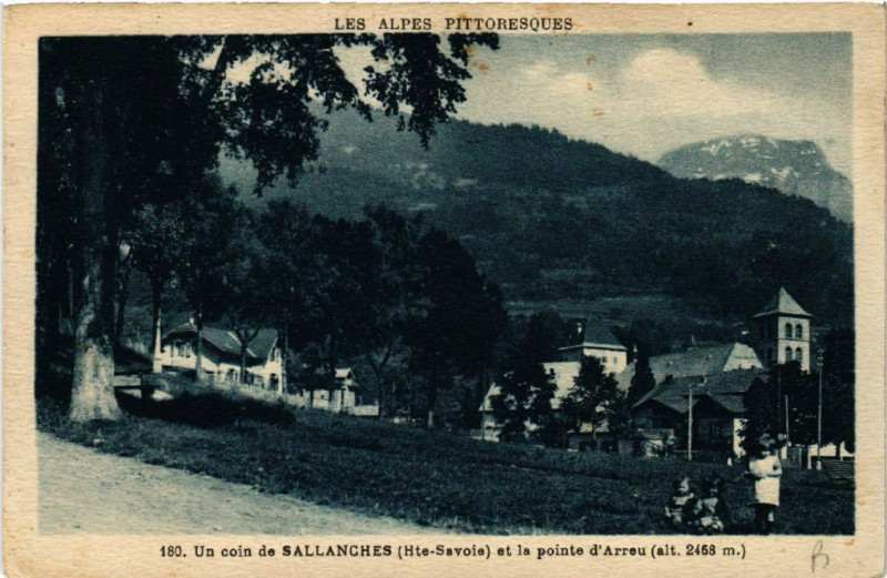 Carte postale ancienne Un coin de Sallanches et la pointe d'Arreu (alt 2468m à Sallanches