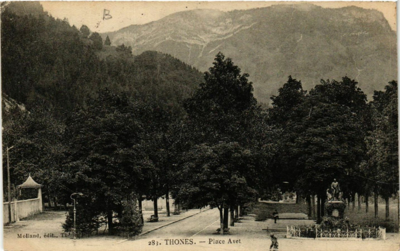 Carte postale ancienne Thones - Place Avet à Thônes