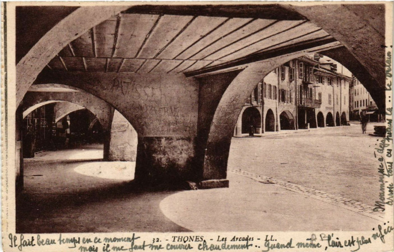 Carte postale ancienne Thones - Les Arcades à Thônes
