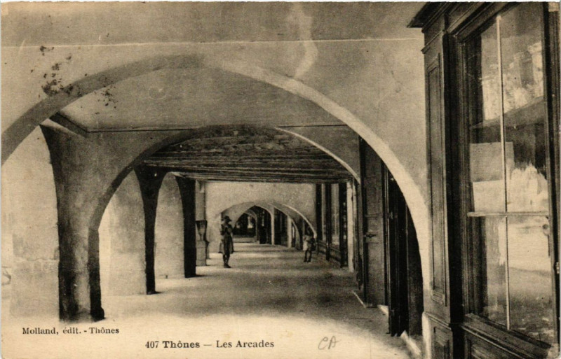 Carte postale ancienne Thones - Les Arcades à Thônes