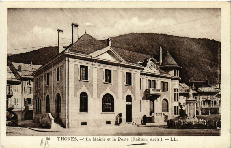 Carte postale ancienne Thones - La Mairie et la Poste (Raillon arch.) à Thônes
