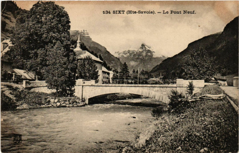 Carte postale ancienne Sixt - Le Pont Neuf