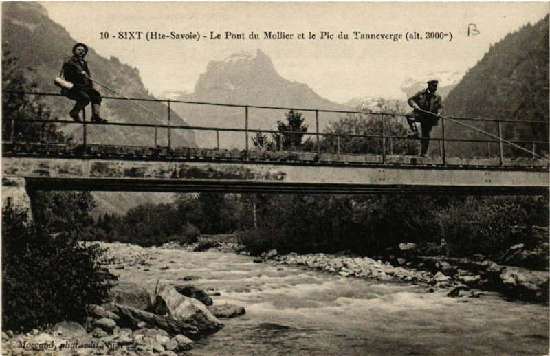 Carte postale ancienne Sixt - Le Pont du Mollier et le Pic du Tanneverge