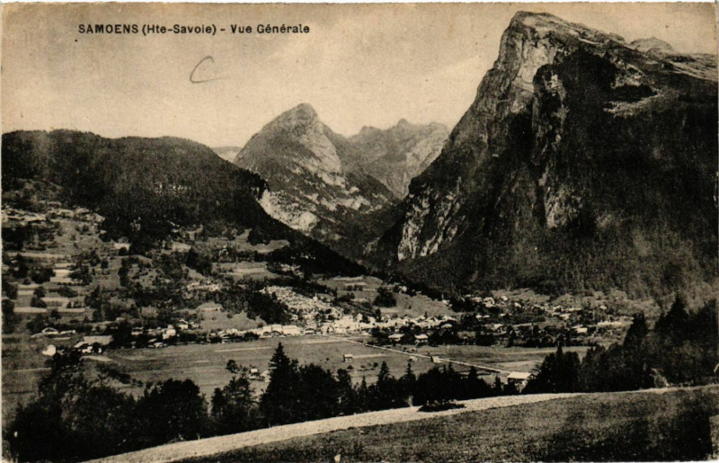 Carte postale ancienne Samoens - Vue générale à Samoëns