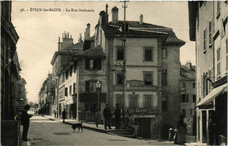 Carte postale ancienne Evian-les-Bains - La Rue Nationale à Évian-les-Bains