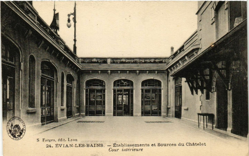 Carte postale ancienne Evian-les-Bains - Etabl.s et Dources du Chatelet - Cour à Évian-les-Bains
