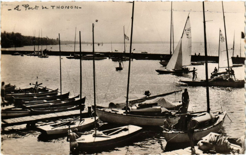 Carte postale ancienne Thonon - Le Port et la Pointe d'Yvoire à Yvoire