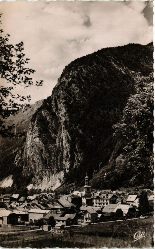 Carte postale ancienne Thones - Vue générale et La Roche de Thones à Thônes