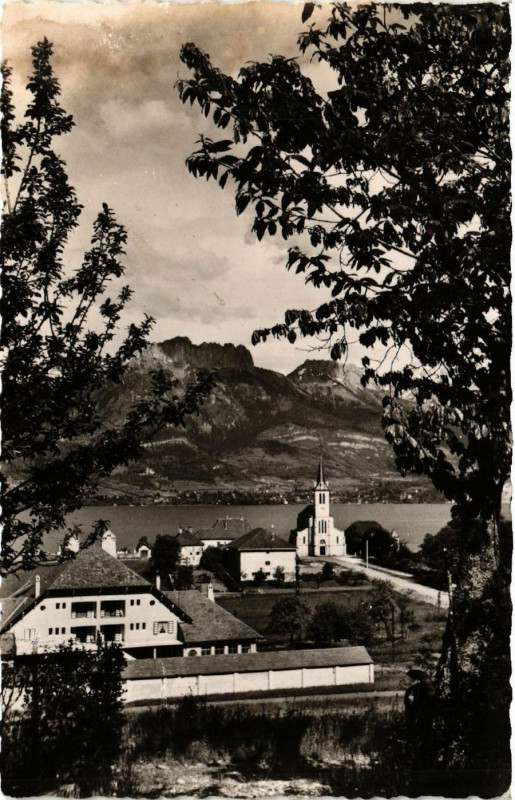 Carte postale ancienne Sevrier Le Groupe Scolaire et l'Eglise Au fond les Nants de Lanfon à Sevrier