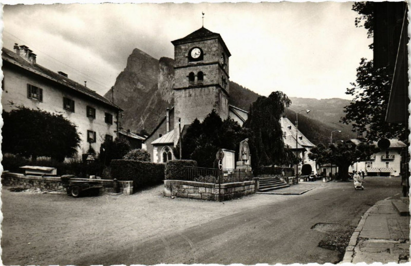 Carte postale ancienne Samoens alt 714 m - L'Eglise à Samoëns