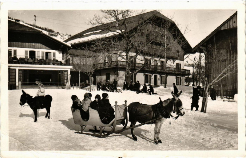 Carte postale ancienne Megeve (1113 m) - Les enfants aux sports d'hiver à Megève