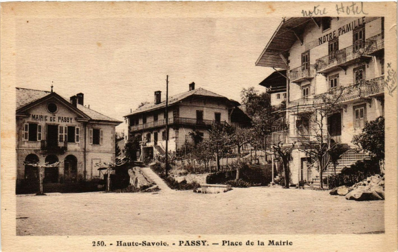 Carte postale ancienne Haute-Savoie - Passy - Place de la Mairie à Passy