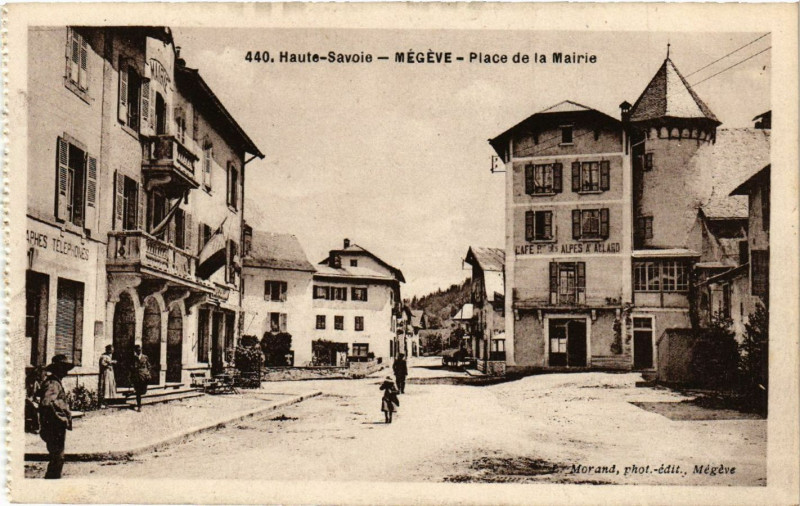 Carte postale ancienne Haute-Savoie - Megeve - Place de la Mairie à Megève