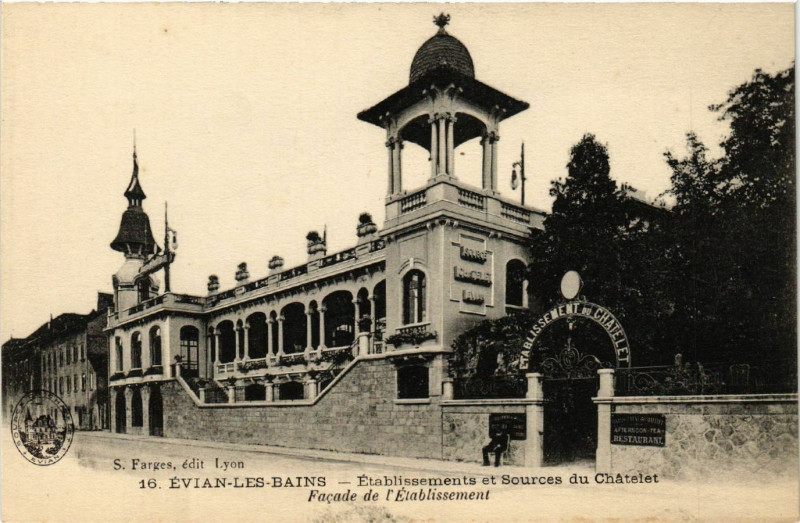Carte postale ancienne Evian-les-Bans - Etabl. et Sources du Chatelet - Facade