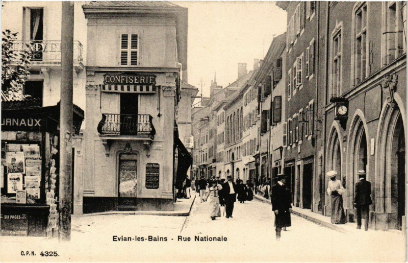 Carte postale ancienne Evian-les-Bains - Rue Nationale à Évian-les-Bains