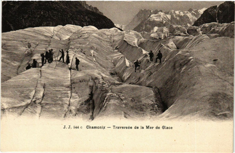 Carte postale ancienne Chamonix - Traversée de la Mer de Glace à Vers