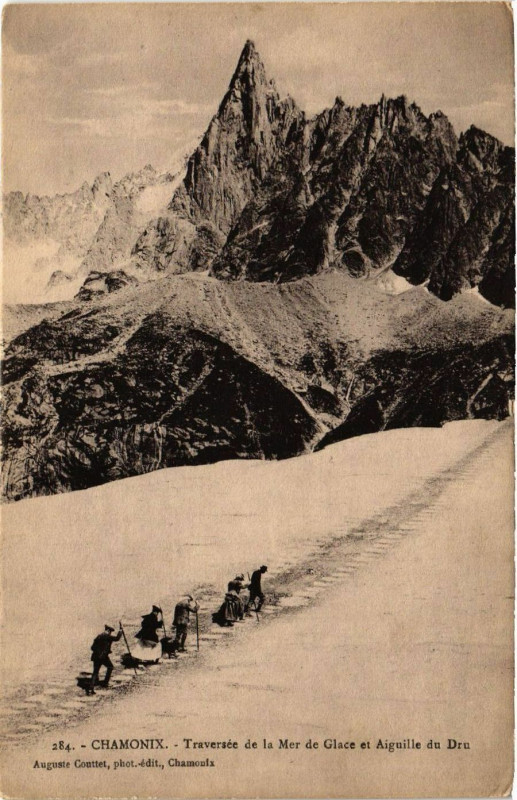 Carte postale ancienne Chamonix - Traversée de la Mer de Glace et Aiguille du Dru à Vers