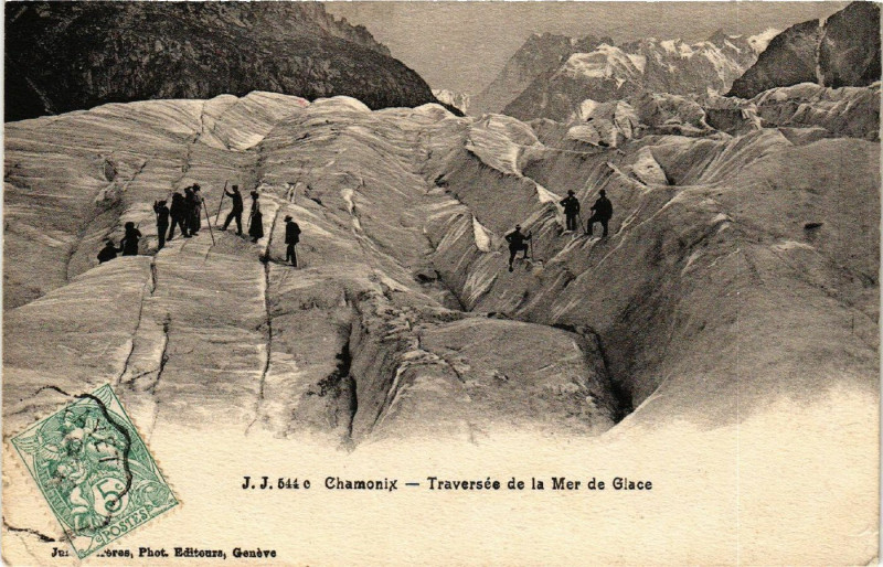 Carte postale ancienne Chamonix - Traversée de la Mer de Glace à Vers