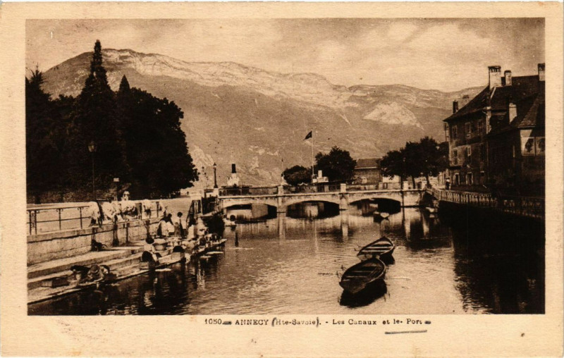 Carte postale ancienne Annecy - Les Canaux et le Port à Annecy