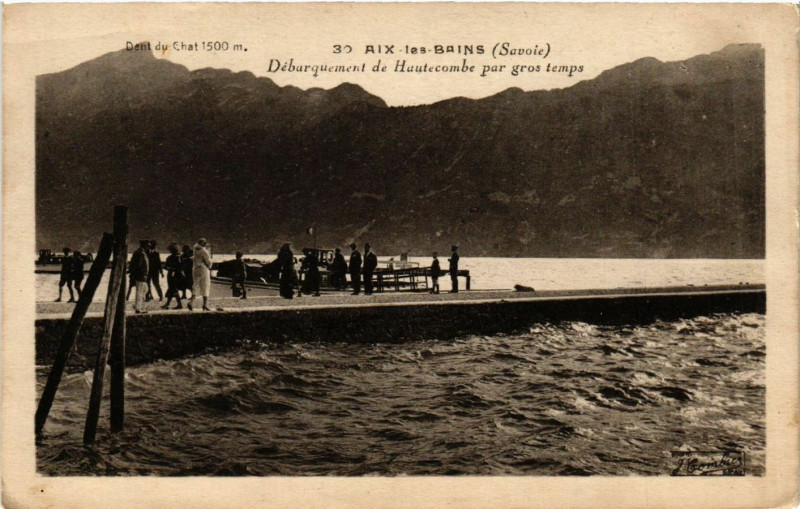 Carte postale ancienne Aix-les-Bains - Debarquement de Hautecombe par gros temps