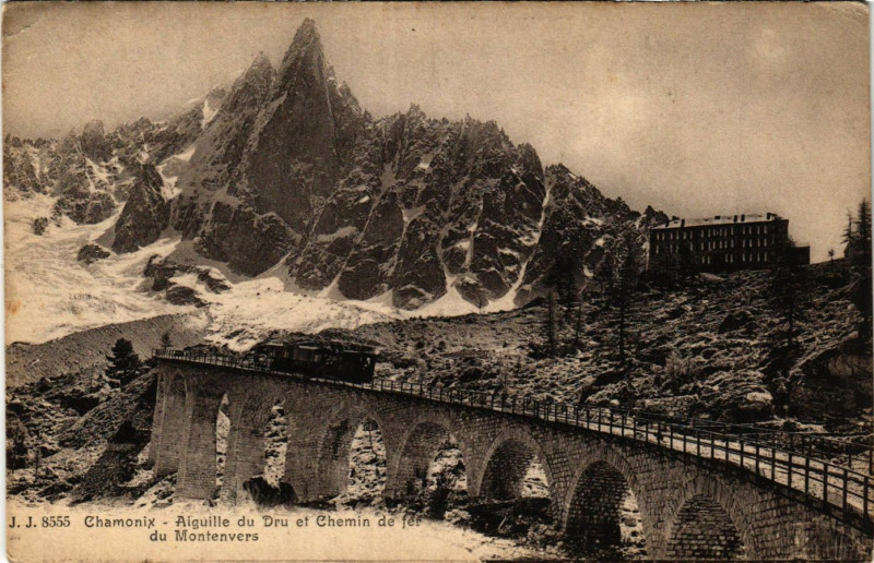 Carte postale ancienne Chamonix Aiguille du Dru et Chemin de fer du Montenvers à Vers
