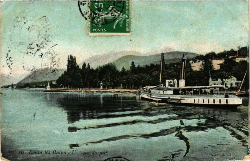 Carte postale ancienne Evian-les-Bains Un coin du port à Évian-les-Bains