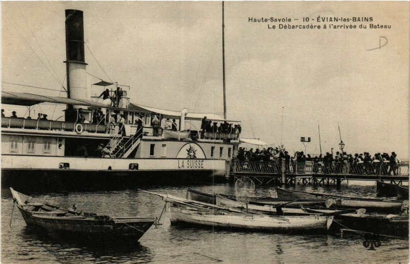 Carte postale ancienne Evian-les-Bains Le Debarcadere a l'arrivée du Bateau à Évian-les-Bains