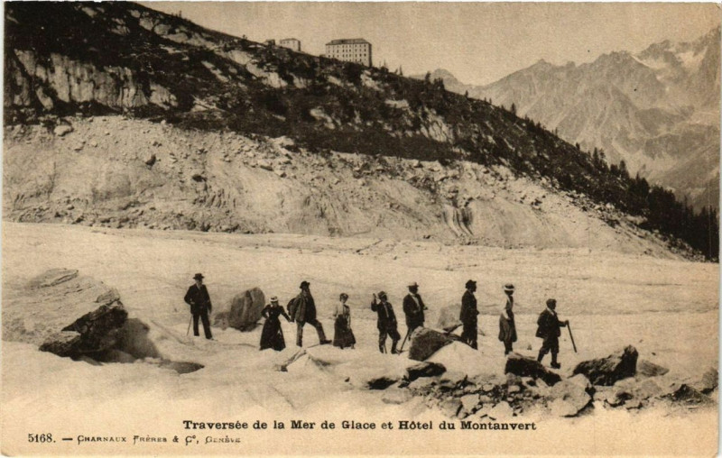Carte postale ancienne Traversée de la Mer de Glace et Hotel du Montanvert à Vers