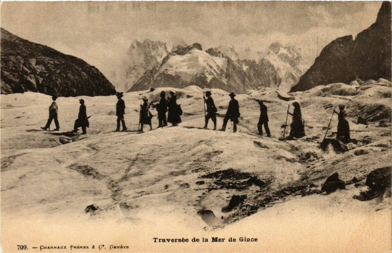 Carte postale ancienne Traversée de la Mer de Glace à Vers