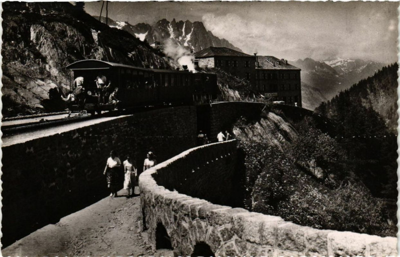 Carte postale ancienne Massif du Mont-Blanc Le train et l'Hotel du Montenvers à Vers