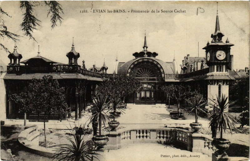 Carte postale ancienne Evian-les-Bains Promencir de la Source Cachat à Évian-les-Bains