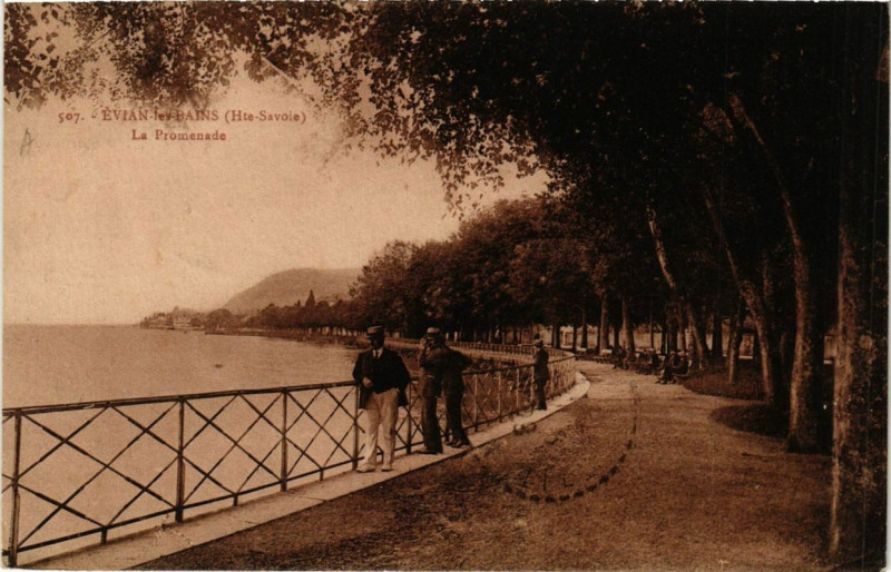 Carte postale ancienne Evian-les-Bains La Promenade à Évian-les-Bains