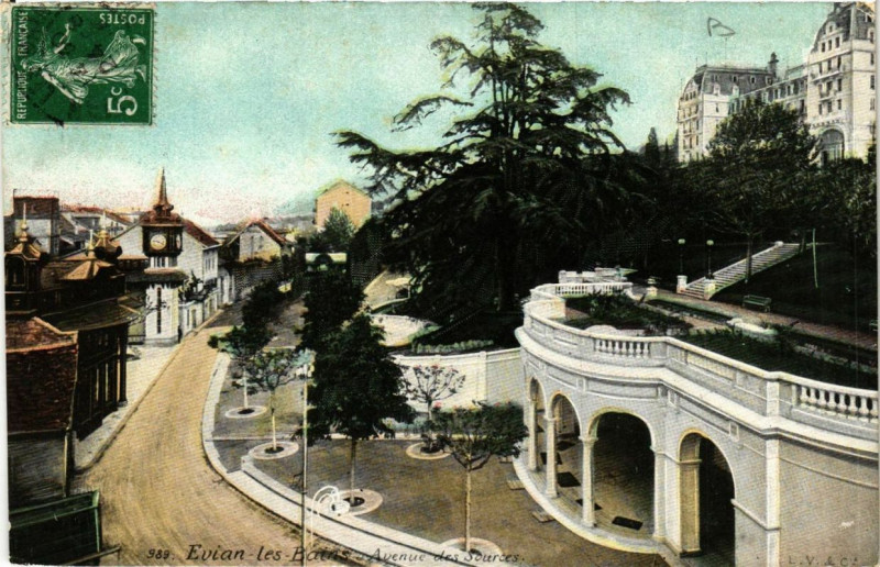 Carte postale ancienne Evian-les-Bains Avenue des Sources à Évian-les-Bains