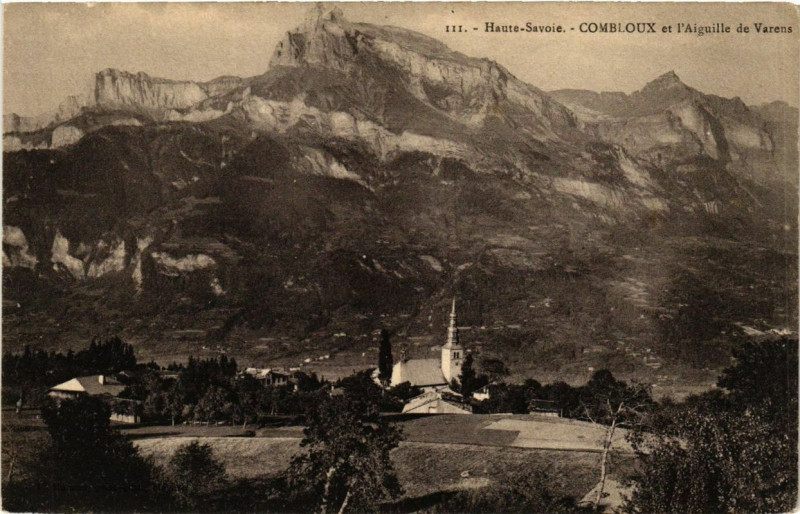 Carte postale ancienne Combloux et Aiguille de Varens à Combloux