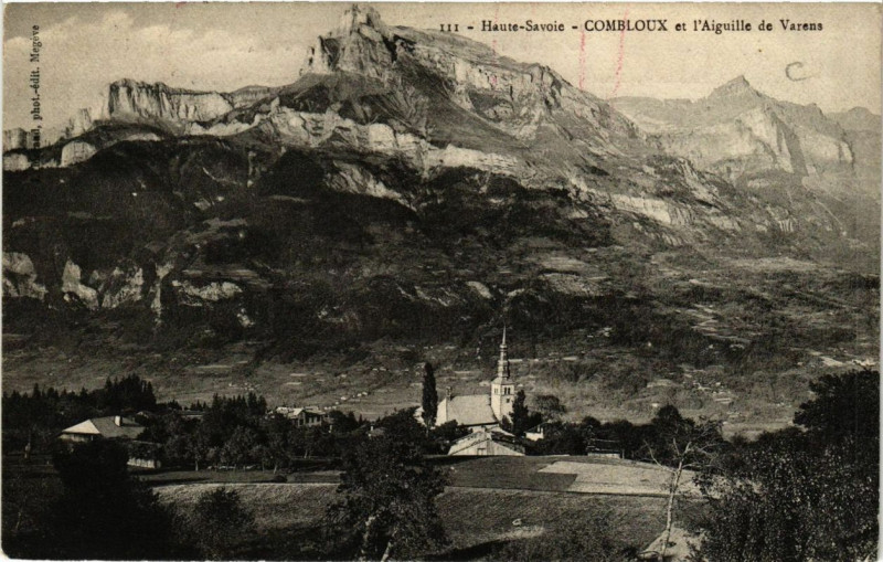 Carte postale ancienne Combloux et Aiguille de Varens à Combloux