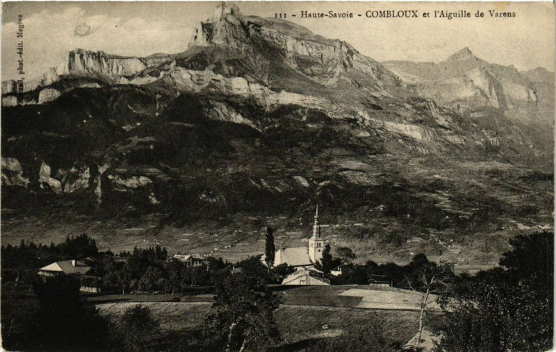 Carte postale ancienne Combloux et Aiguille de Varens à Combloux