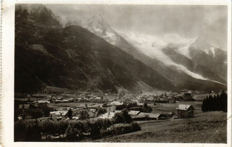 Carte postale ancienne Chamonix Vue générale et le Mont-Blanc