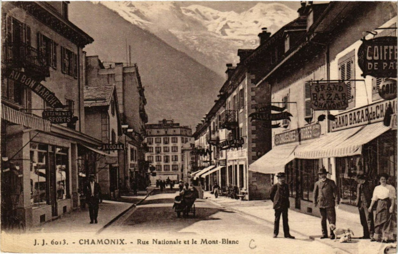Carte postale ancienne Chamonix Rue Nationale et le Mont-Blanc